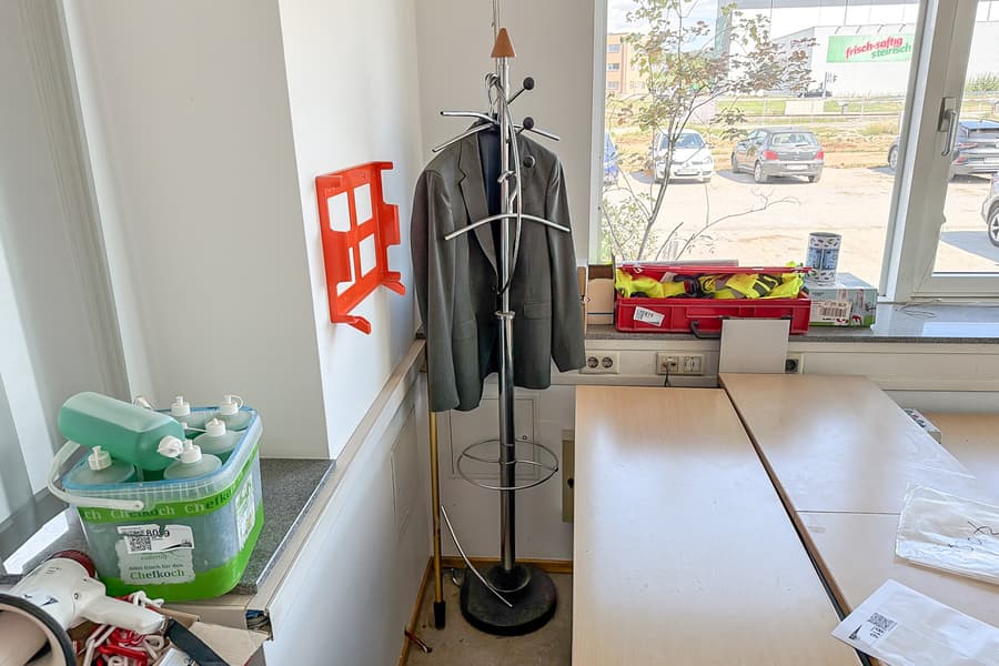 Kleiderständer mit Inhalt